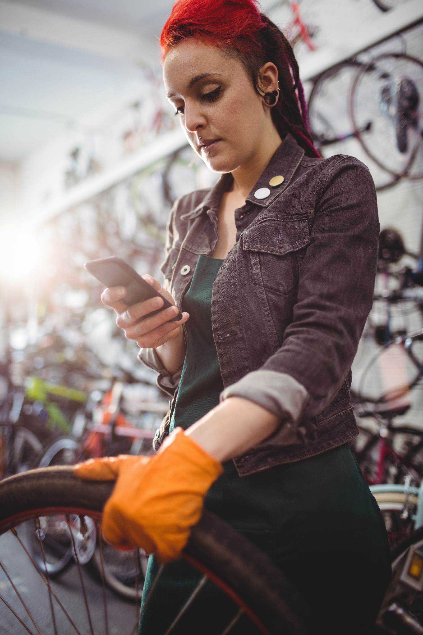 Bike mechanic consulting the Becik app on a phone